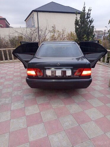 Mercedes E 240 1999, 336,000 km - 2.4 l - Bakı