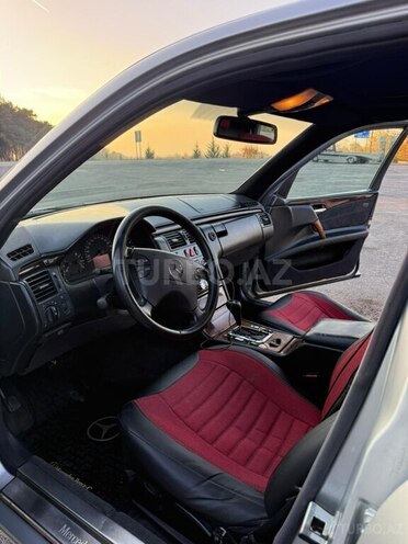 Mercedes E 240 2001, 279,870 km - 2.4 l - Qax