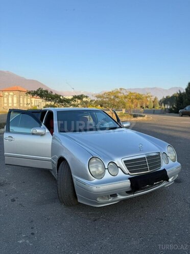 Mercedes E 240 2001, 279,870 km - 2.4 l - Qax