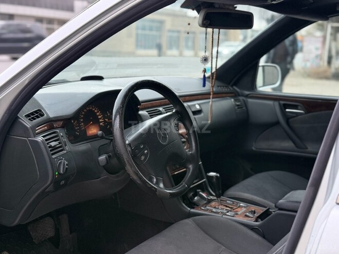 Mercedes E 320 2000, 869,976 km - 3.2 l - Salyan
