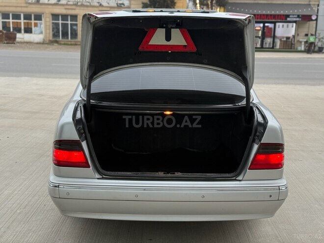 Mercedes E 320 2000, 869,976 km - 3.2 l - Salyan