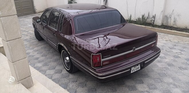 Lincoln Town Car-3