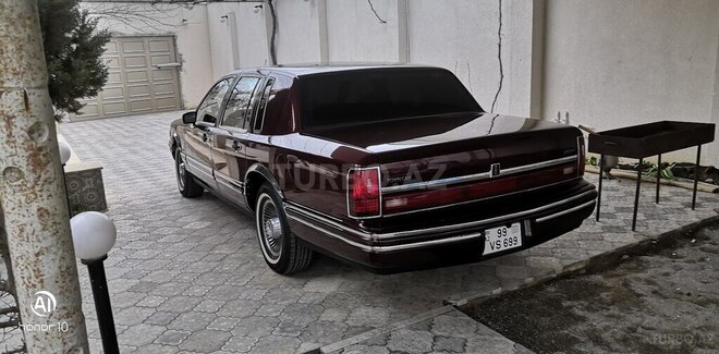 Lincoln Town Car-8