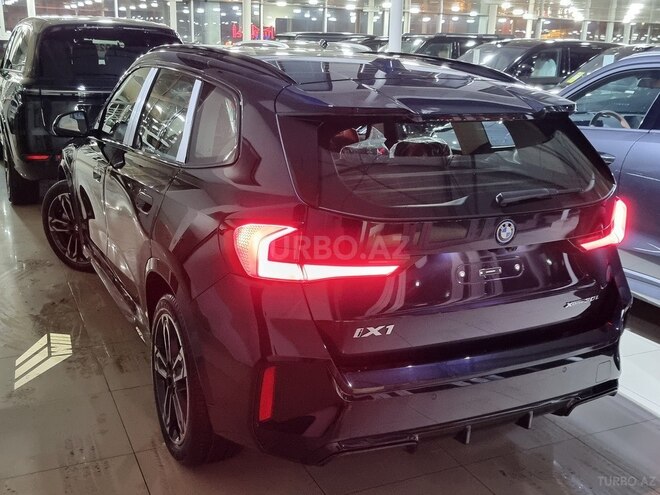 BMW iX1-13