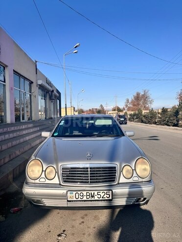 Mercedes E 320-1