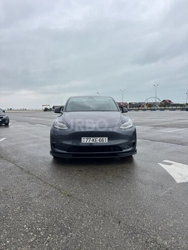 Tesla Model Y-1