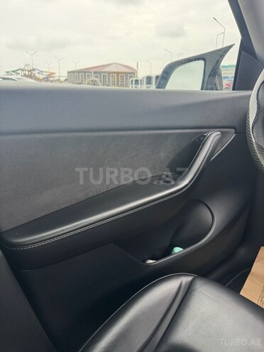 Tesla Model Y-8