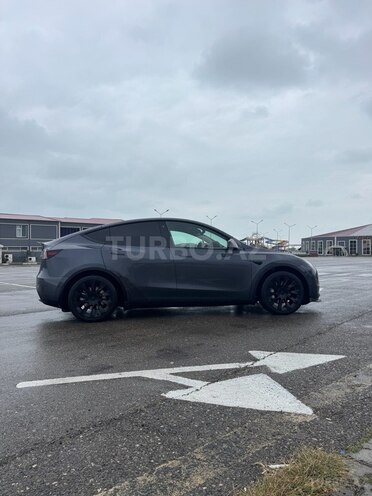 Tesla Model Y-14