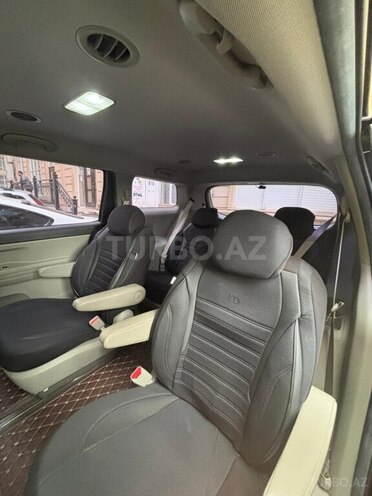 Kia Carnival-11