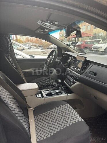 Kia Carnival-12