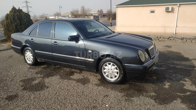Mercedes E 240-2