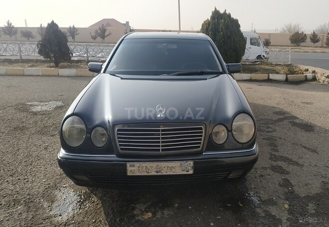 Mercedes E 240-1