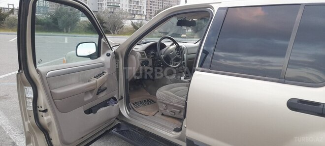 Ford Explorer-7