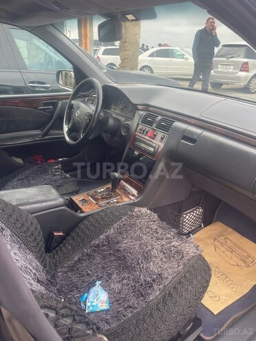 Mercedes E 220-10