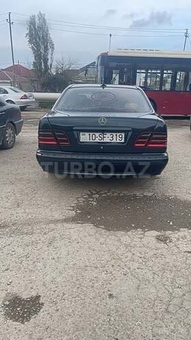 Mercedes E 220-12