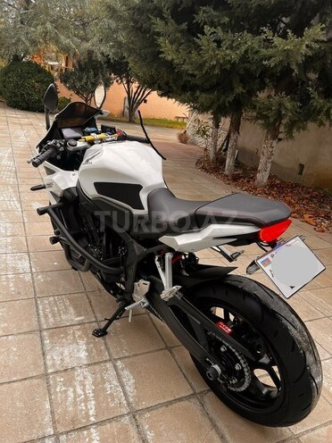 Honda CBR650R-8