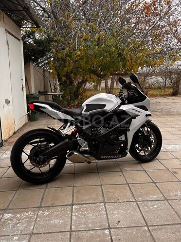 Honda CBR650R-10