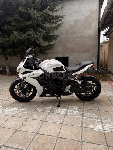 Honda CBR650R-7