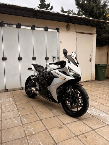 Honda CBR650R-11