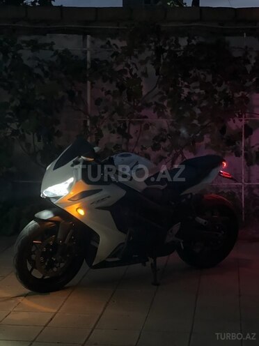Honda CBR650R-13