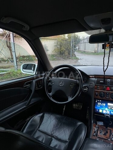 Mercedes E 220 1999, 246,000 km - 2.2 l - Bakı