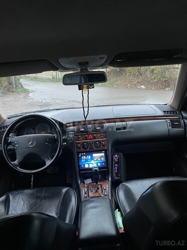 Mercedes E 220 1999, 246,000 km - 2.2 l - Bakı