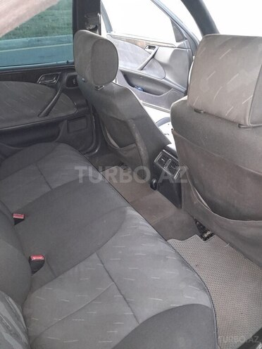 Mercedes E 220 2000, 585,000 km - 2.2 l - Ucar