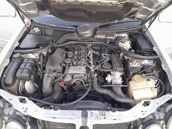 Mercedes E 220 2000, 585,000 km - 2.2 l - Ucar