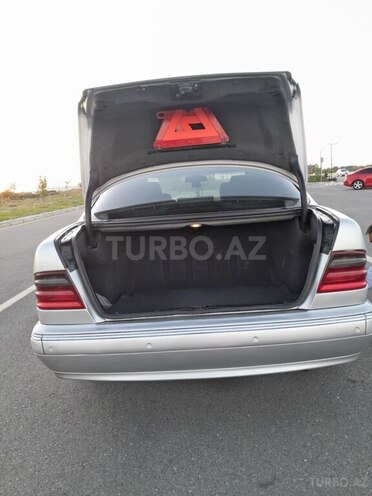 Mercedes E 220 2000, 585,000 km - 2.2 l - Ucar