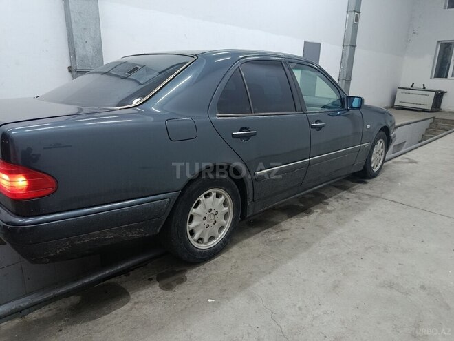 Mercedes E 240 1999, 326,000 km - 2.6 l - Bakı