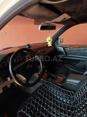 Mercedes E 240 1998, 322,000 km - 2.4 l - Şəki