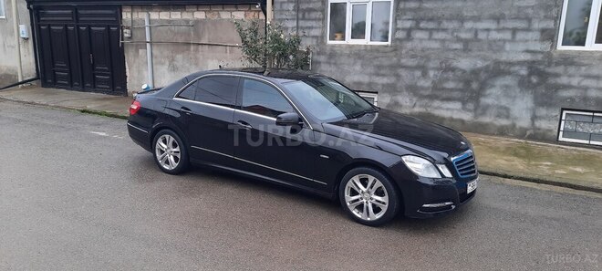 Mercedes E 200 2012, 300,000 km - 1.8 l - Quba