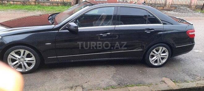 Mercedes E 200 2012, 300,000 km - 1.8 l - Quba