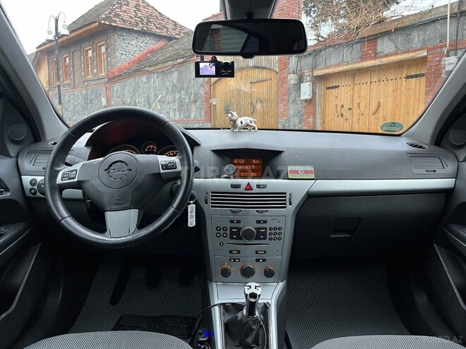 Opel Astra 2009, 330,000 km - 1.4 l - Qax