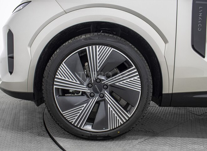Lynk & Co 08-13