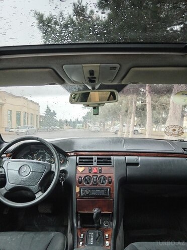 Mercedes E 230 1995, 385,000 km - 2.3 l - Bakı