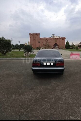 Mercedes E 300 1995, 245,455 km - 3.0 л - Samux