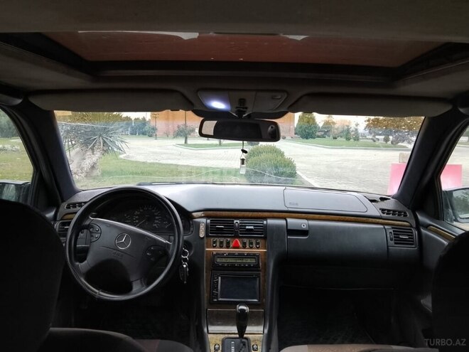 Mercedes E 300 1995, 245,455 km - 3.0 л - Samux