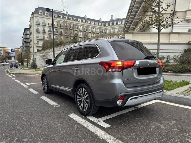 Mitsubishi Outlander-2