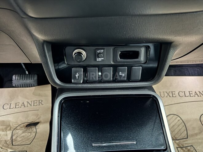 Mitsubishi Outlander-17