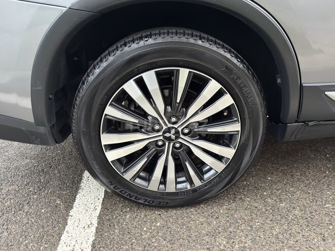 Mitsubishi Outlander-7