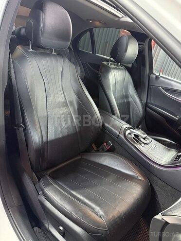 Mercedes E 300-21