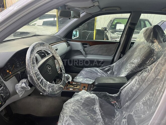 Mercedes E 220-10