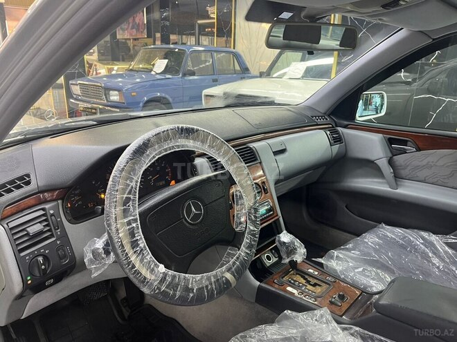 Mercedes E 220-13