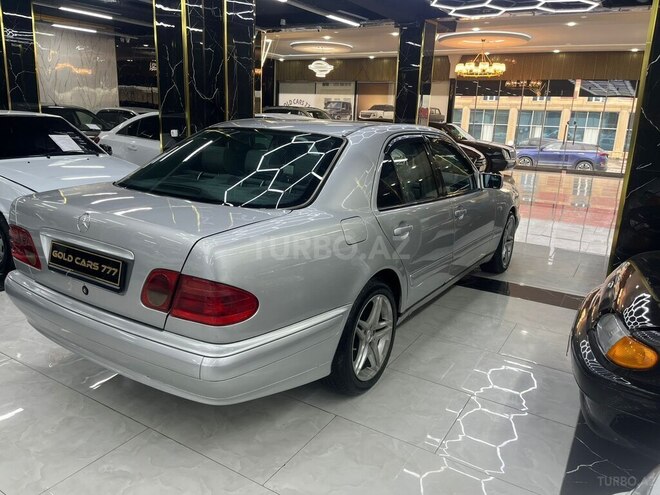 Mercedes E 220-11