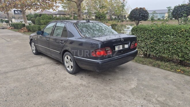 Mercedes E 220 1999, 595,165 km - 2.2 l - Sabirabad