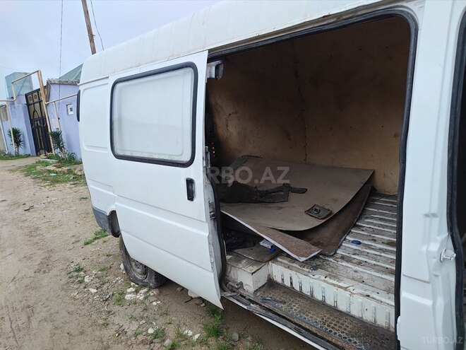 Ford Transit-4