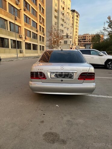 Mercedes E 270 2001, 468,539 km - 2.7 l - Bakı