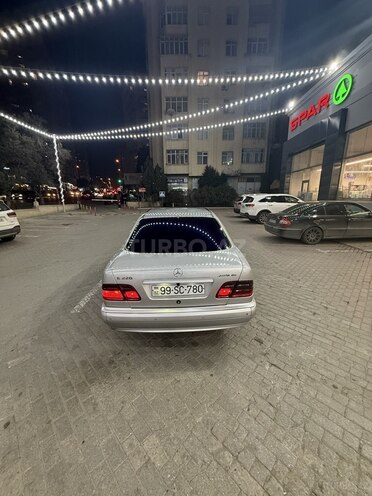 Mercedes E 220 2001, 285,700 km - 2.2 l - Bakı