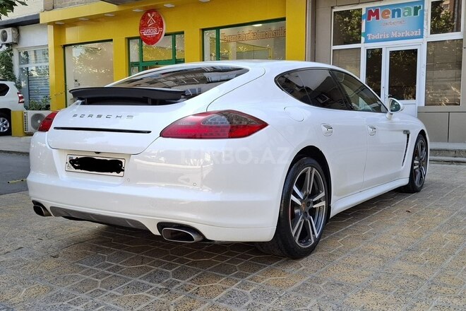 Porsche Panamera-4